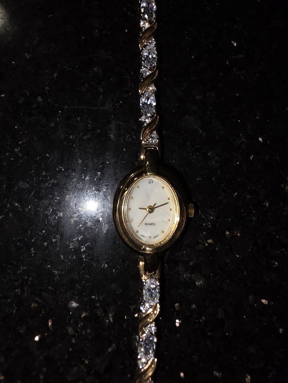 *Working*Elegant Gold-Tone Womens Quartz Bracelet Watchwith Mother of Pearl Dial - Picture 2 of 6
